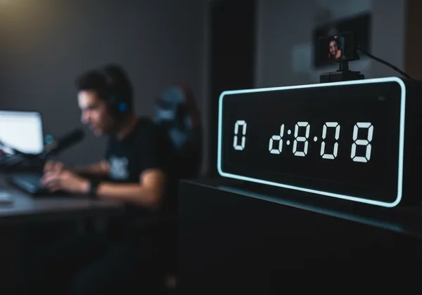 Professional digital clock overlay on a modern stream interface